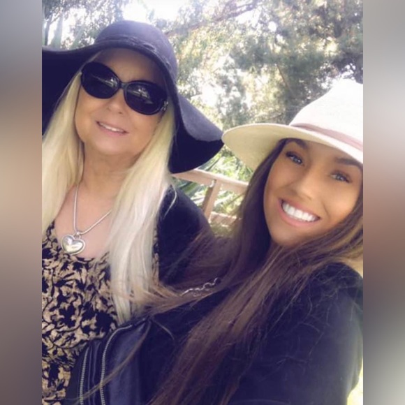 Hi I’m Kathleen thanks for checking out my closet - Picture 5 of 6